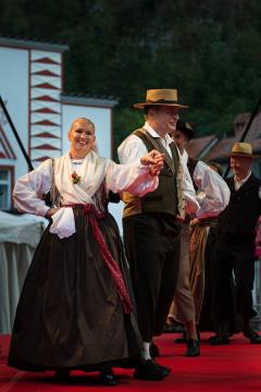 S soncem obsijan drugi festivalski dan 50. Dnevov narodnih noš in oblačilne dediščine v Kamniku (95)